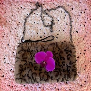 Faux Fur purse, 12” x 8”, 56” chain strap plus 8” handstrap, super soft 💗 🤩